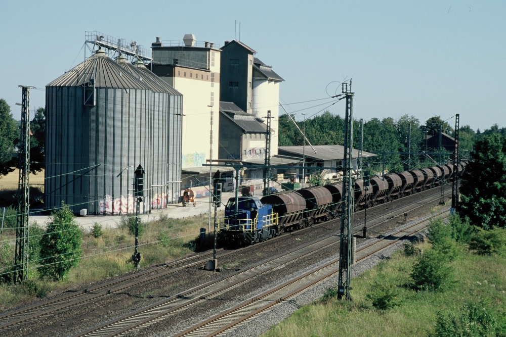 Abraumzug bei der Durchfahrt durch den Bahnhof 
              R�ssing, 11.08.2003