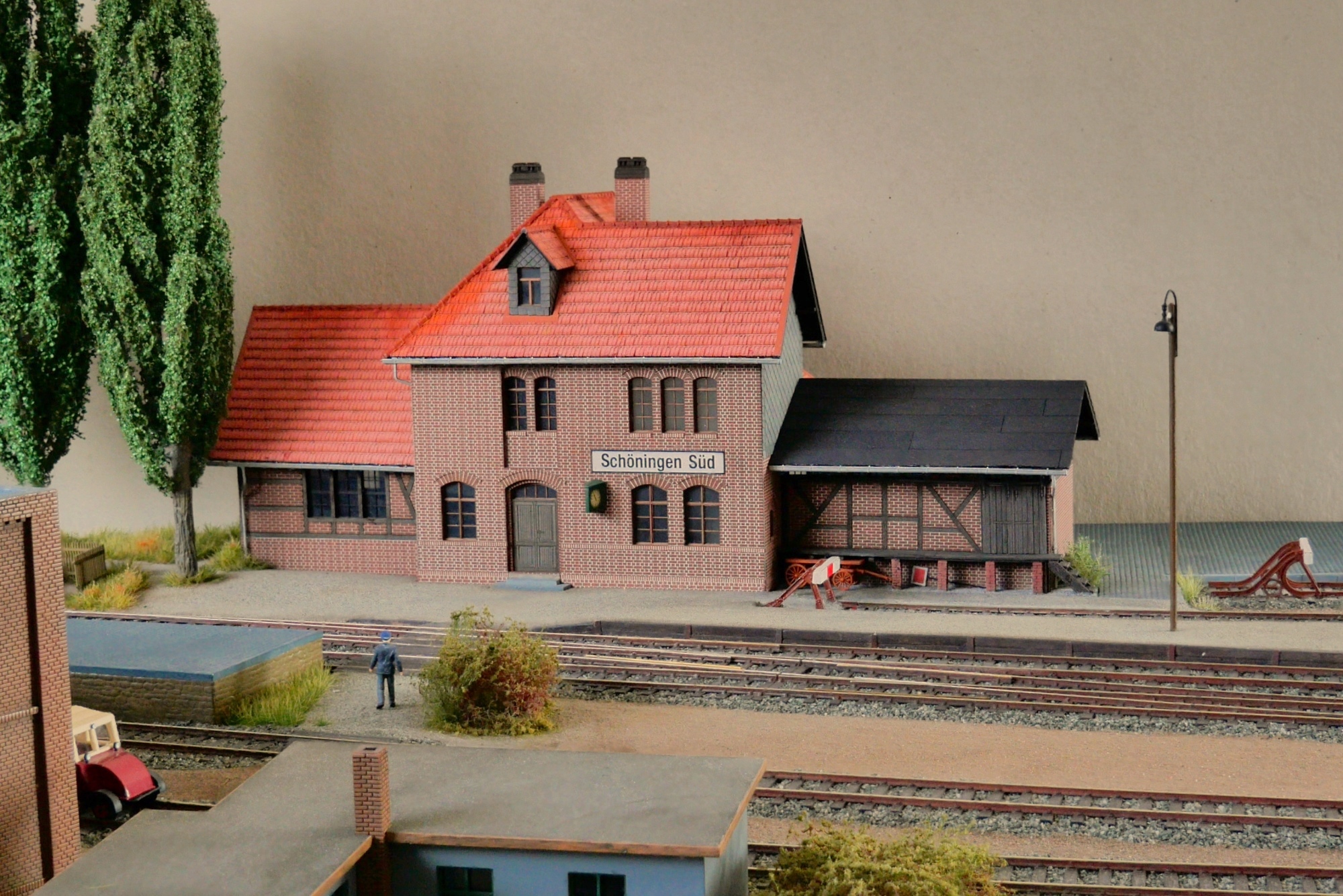 Das Modell des Empfangsgeb�udes in das Modul integriert, Bahnsteigseite