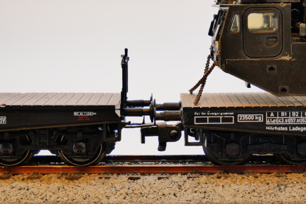 Vergleich mit dem Liliput-Modell (rechts)