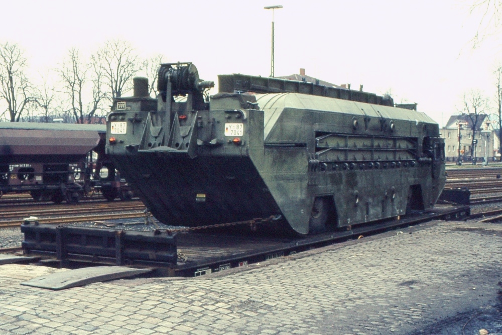 Ein Alligator verladen auf einem Sas-710; Holzminden, 04.04.1979