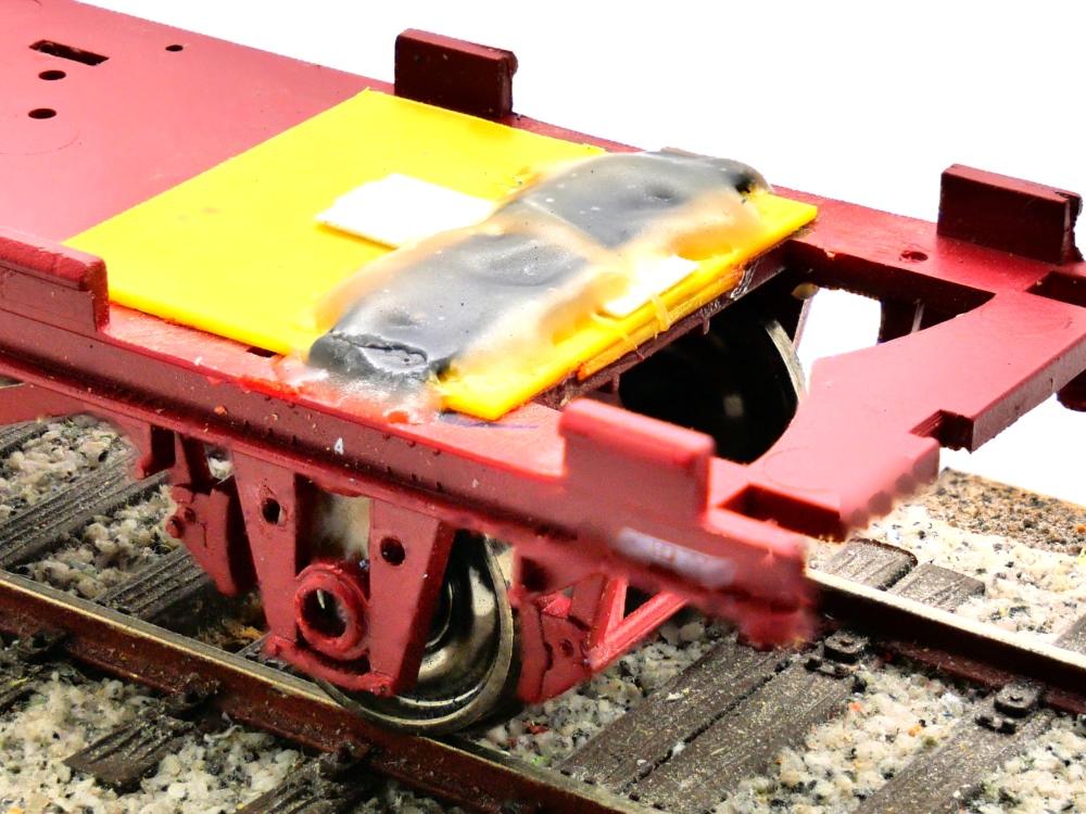 Die in das Fahrwerk eingebauten Achshalter von Piko