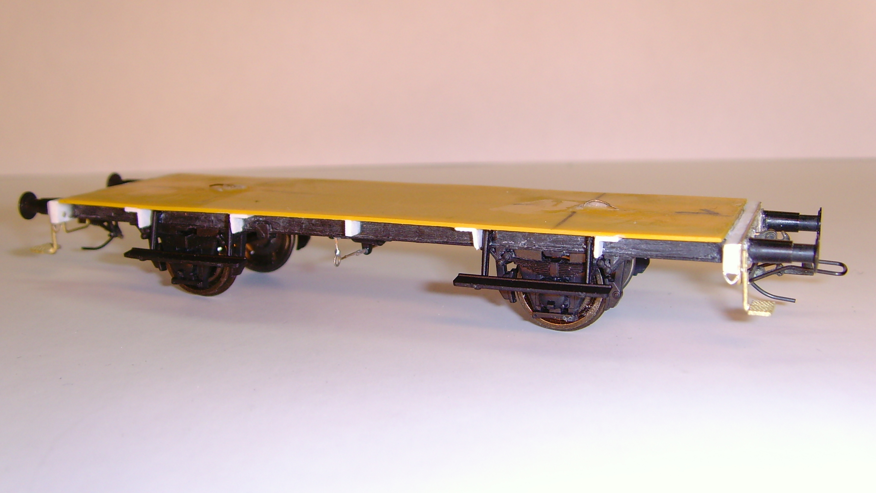 Das Fahrgestell verf�gt �ber eine neue Pufferbohle, Federpuffer und die OBK-Kupplung