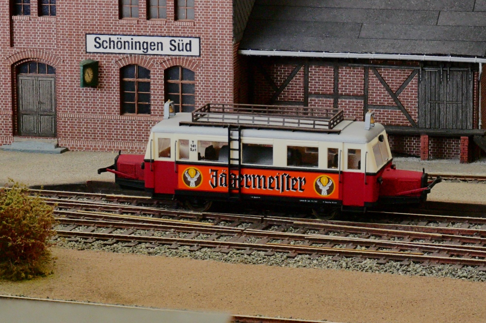 Der T 121 vor dem Empfangsgeb�ude Sch�ningen-S�d
